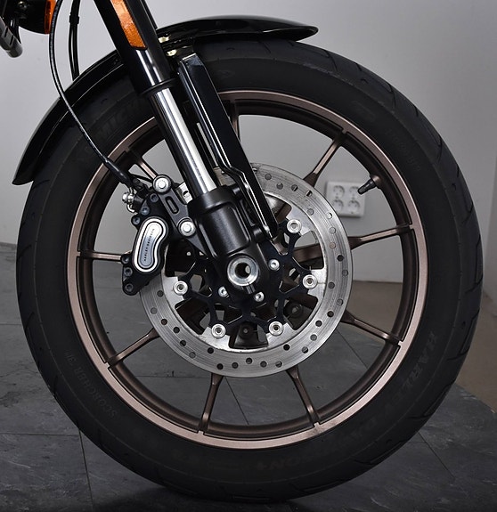 Harley-Davidson LOW RIDER ST / SE SLIPON / SADDLEMEN SADEL / FRAMFLYTT / SISSYBAR 9 of 18