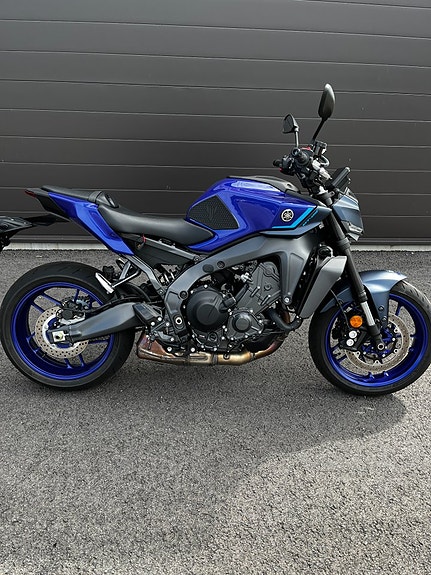 Yamaha MT-09 2 of 5