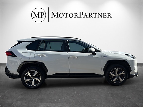 Toyota RAV4 8 of 22
