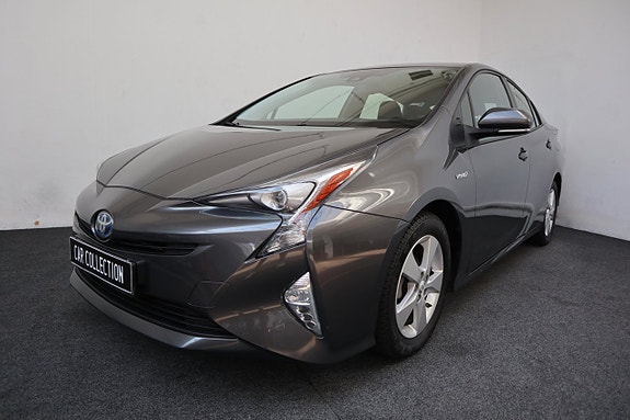 Toyota Prius 2 of 5