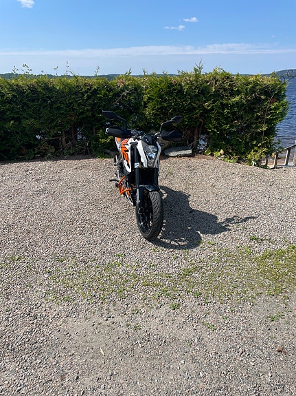 KTM 125 Duke 3 of 5