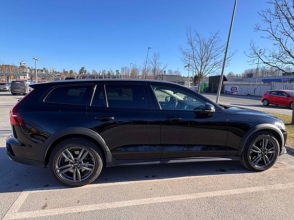 Volvo V60 Cross Country 2 of 5