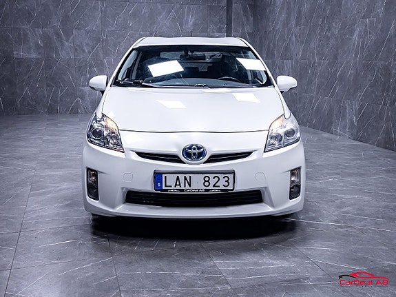 Toyota Prius 2 of 5