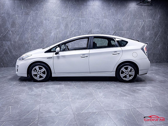 Toyota Prius 4 of 5