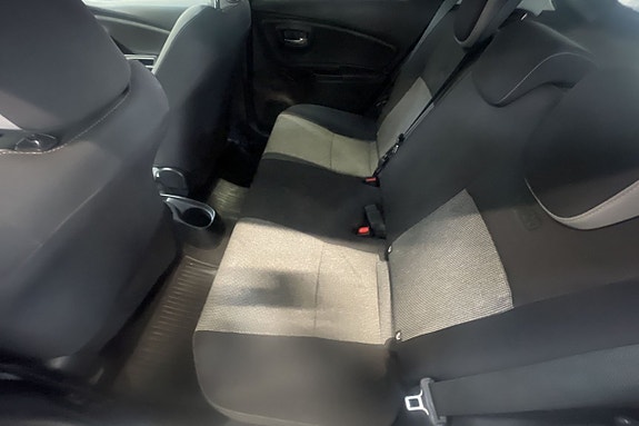 Toyota Yaris 9 of 12