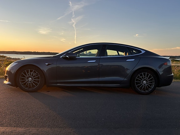 Tesla Model S 4 of 5