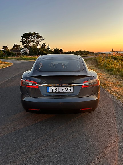 Tesla Model S 3 of 5