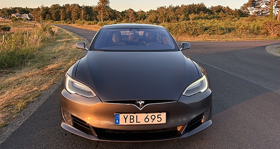 Tesla Model S 2 of 5