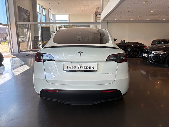 Tesla Model Y 4 of 5