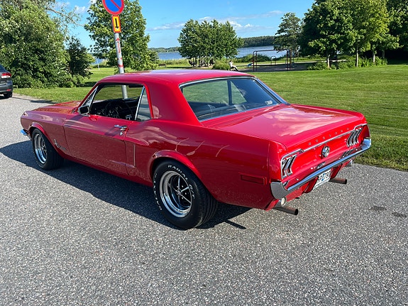 Ford Mustang 2 of 5