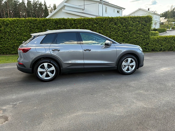 Audi Q4 e-tron 4 of 5