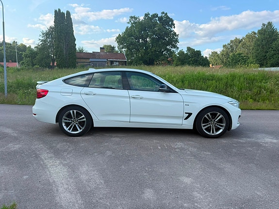 BMW 320d 2 of 5