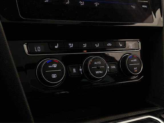 Volkswagen Passat 26 of 30