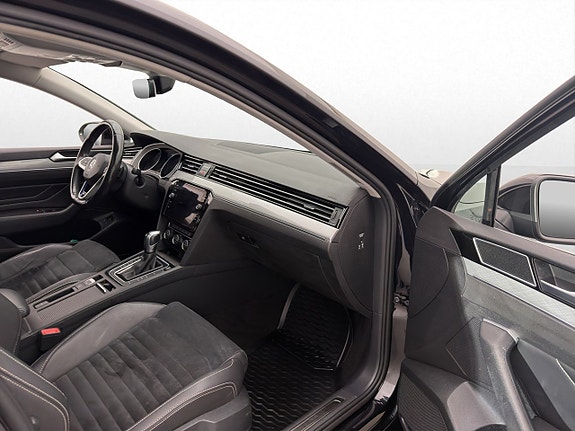 Volkswagen Passat 16 of 30