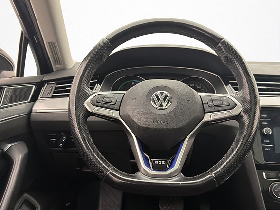 Volkswagen Passat 14 of 30