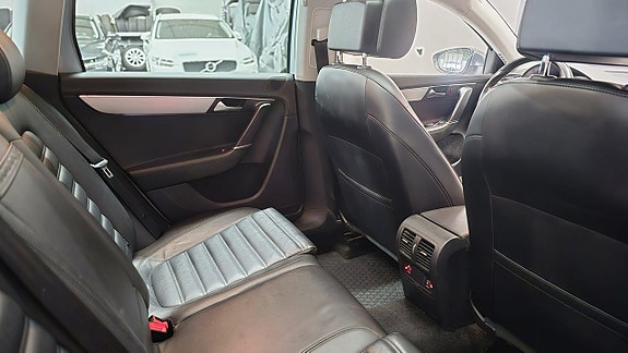Volkswagen Passat Alltrack 14 of 30