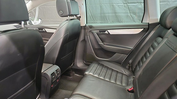 Volkswagen Passat Alltrack 12 of 30