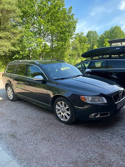 Volvo V70 3 of 5