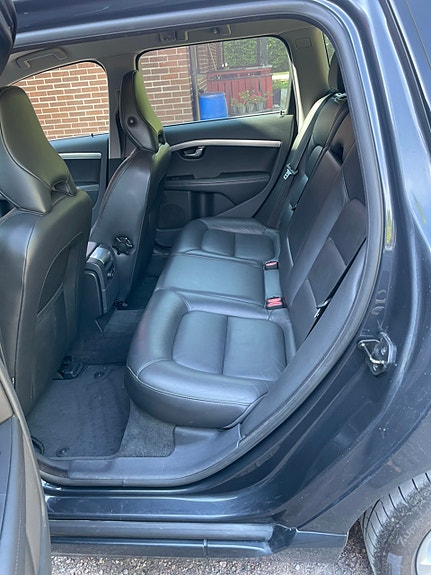 Volvo V70 2 of 5
