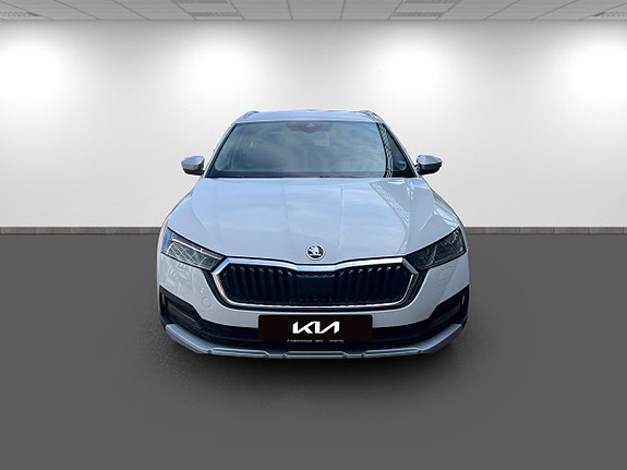 Skoda Octavia Scout 2 of 18