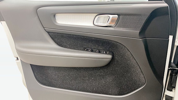Volvo XC40 11 of 16