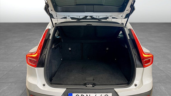 Volvo XC40 10 of 16