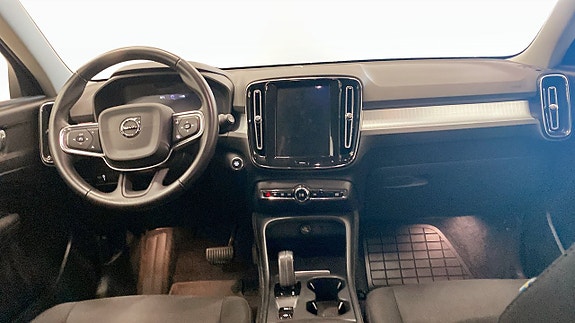 Volvo XC40 4 of 5
