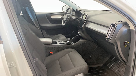 Volvo XC40 3 of 5