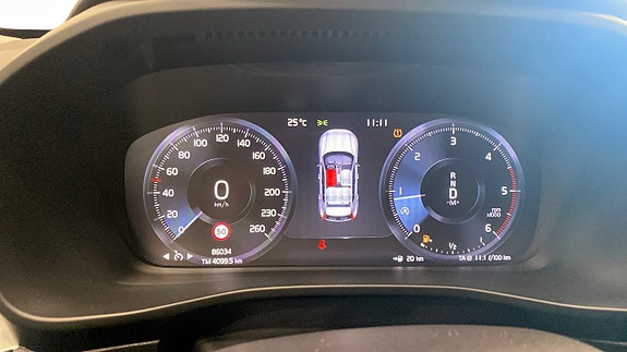 Volvo XC40 13 of 16