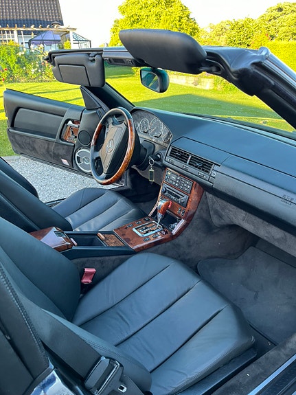 Mercedes-Benz 500 SL 3 of 5