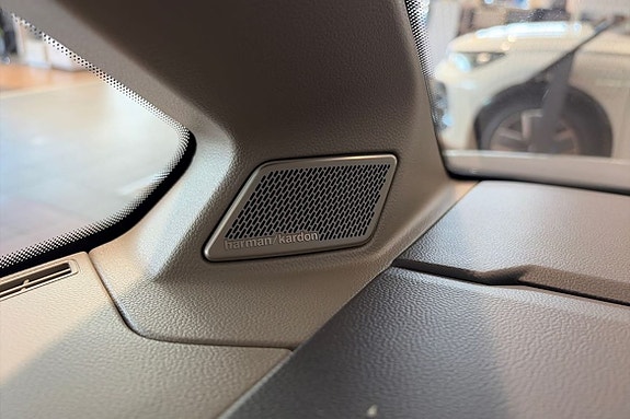 Volkswagen Multivan 16 of 25