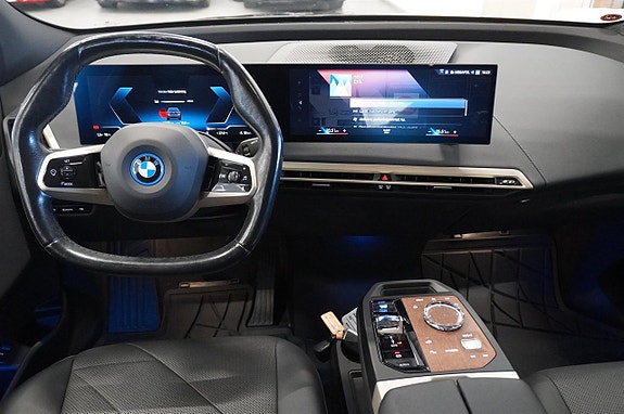 BMW iX 2 of 13
