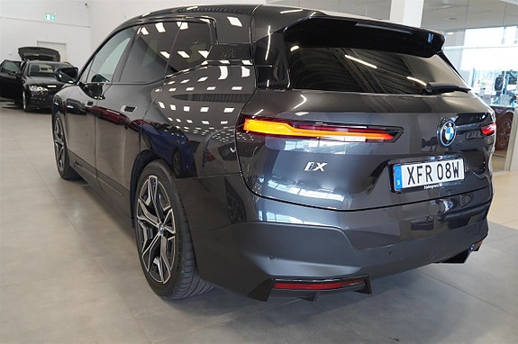 BMW iX 4 of 13