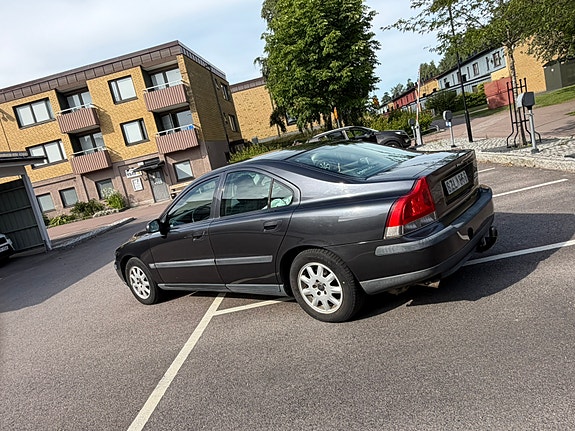 Volvo S60 2 of 5