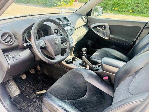 Toyota RAV4 8 of 24
