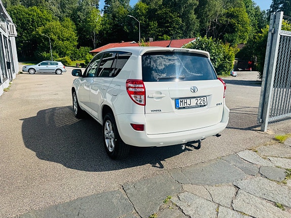 Toyota RAV4 4 of 24