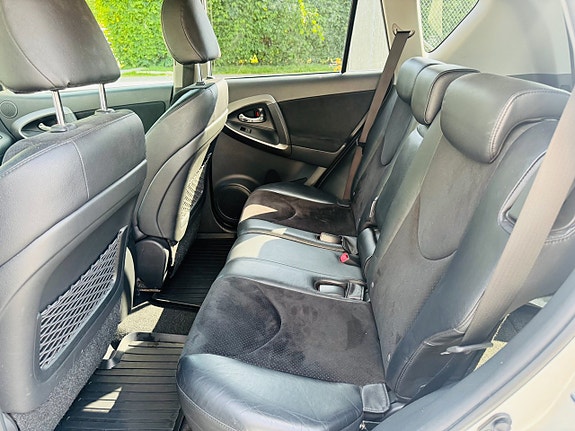 Toyota RAV4 7 of 24