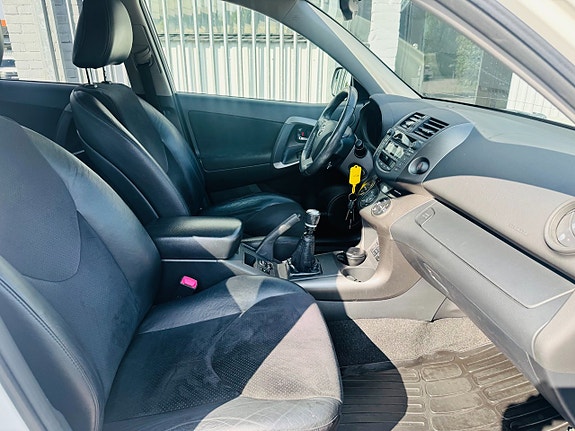Toyota RAV4 5 of 24