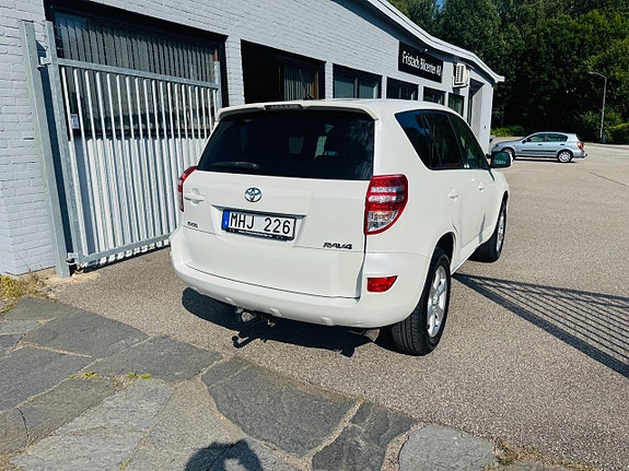 Toyota RAV4 3 of 24