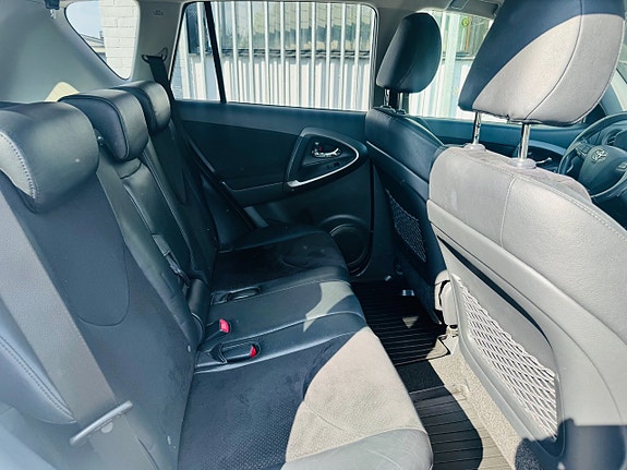 Toyota RAV4 6 of 24