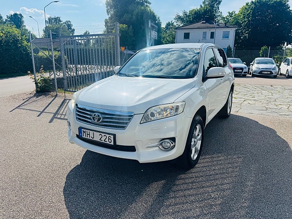 Toyota RAV4 2 of 24