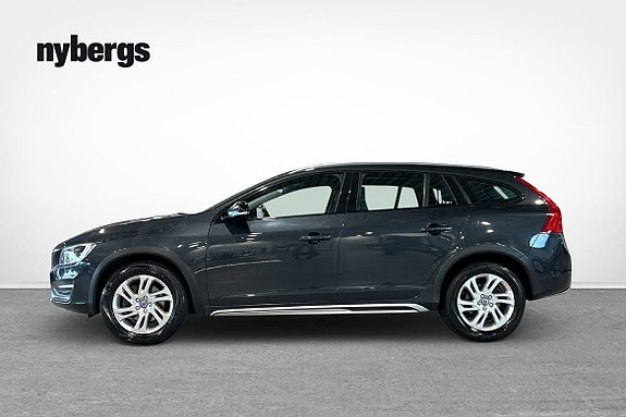 Volvo V60 Cross Country 2 of 5