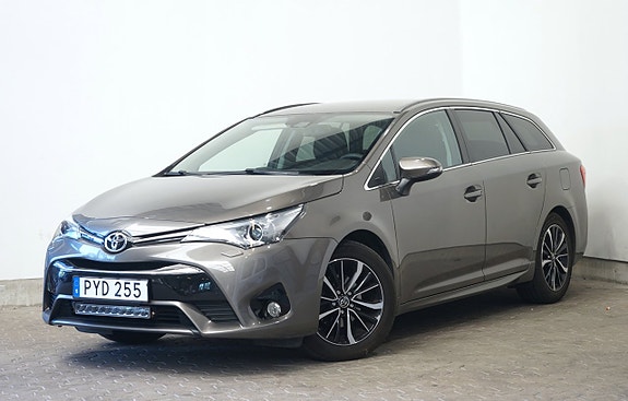 Toyota Avensis 2 of 5