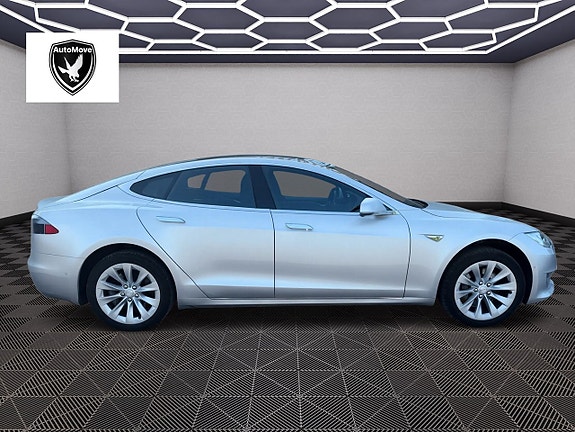 Tesla Model S 4 of 5