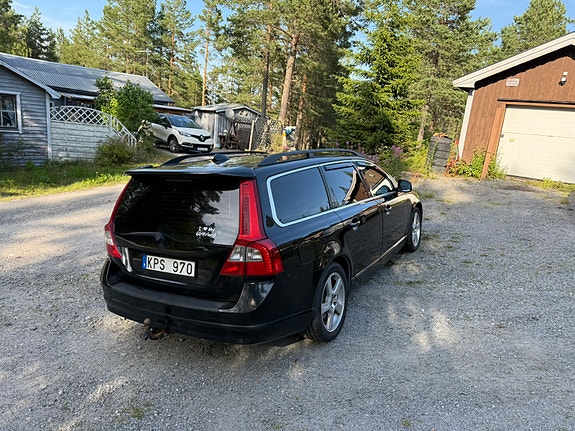 Volvo V70 3 of 5