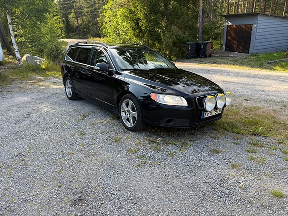 Volvo V70 2 of 5