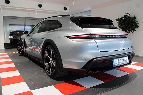 Porsche Taycan Cross Turismo 2 of 5
