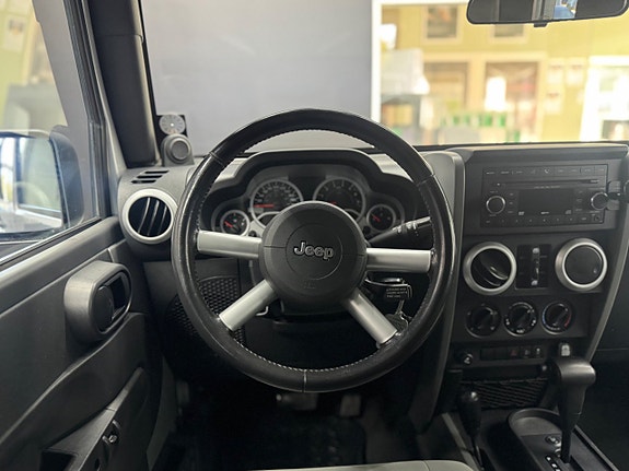 Jeep Wrangler Unlimited 9 of 14