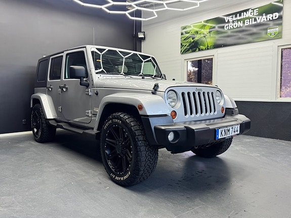 Jeep Wrangler Unlimited 2 of 5