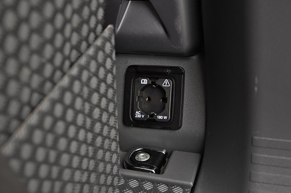 Land Rover Defender 110 18 of 23